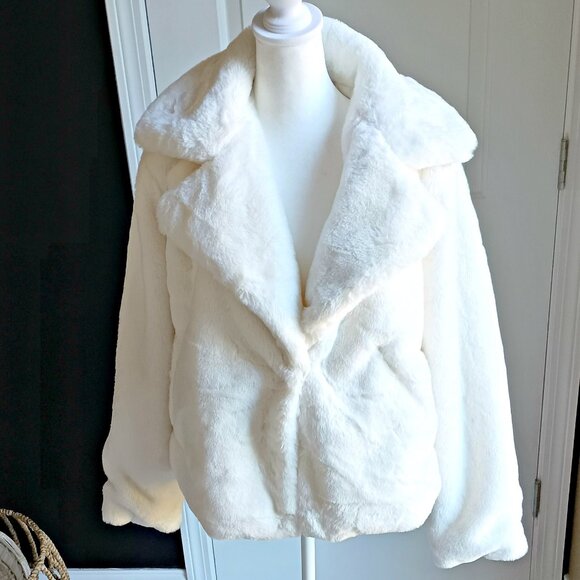 NEW! EXQUISITE Oversized WHITE FAUX FUR JACKET COAT - Picture 1 of 4